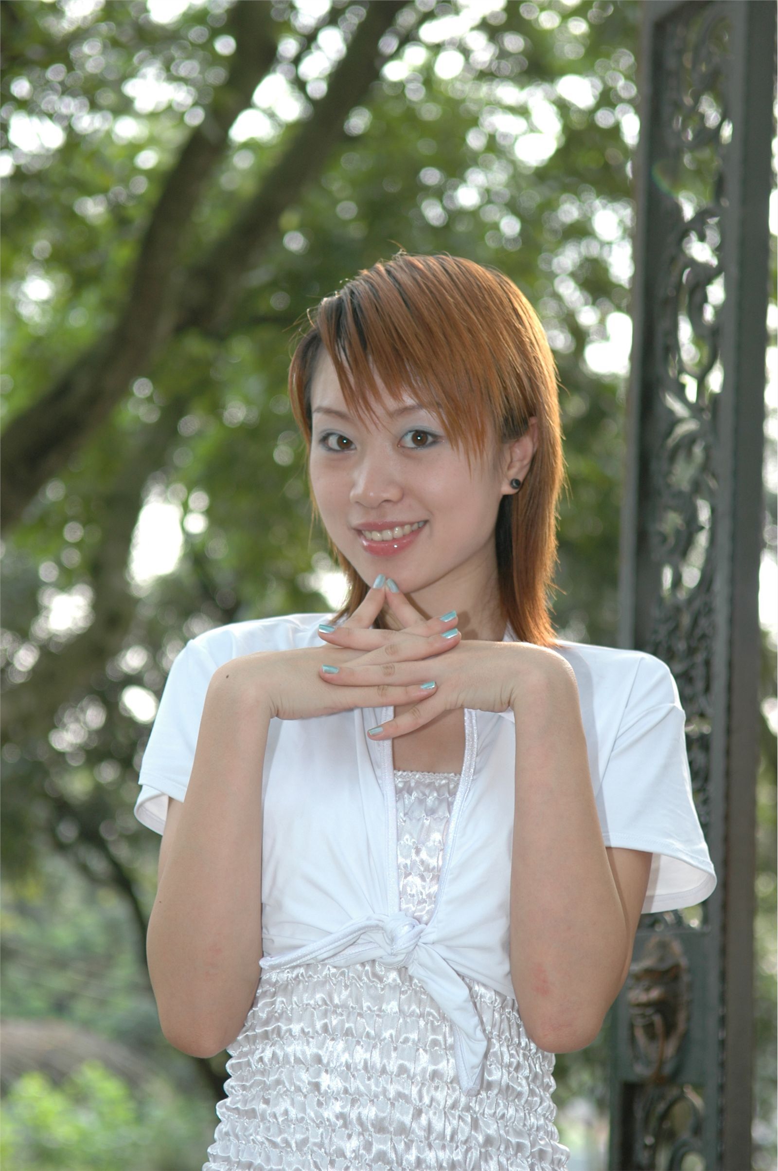 YOYO 高清美女户外秀身材