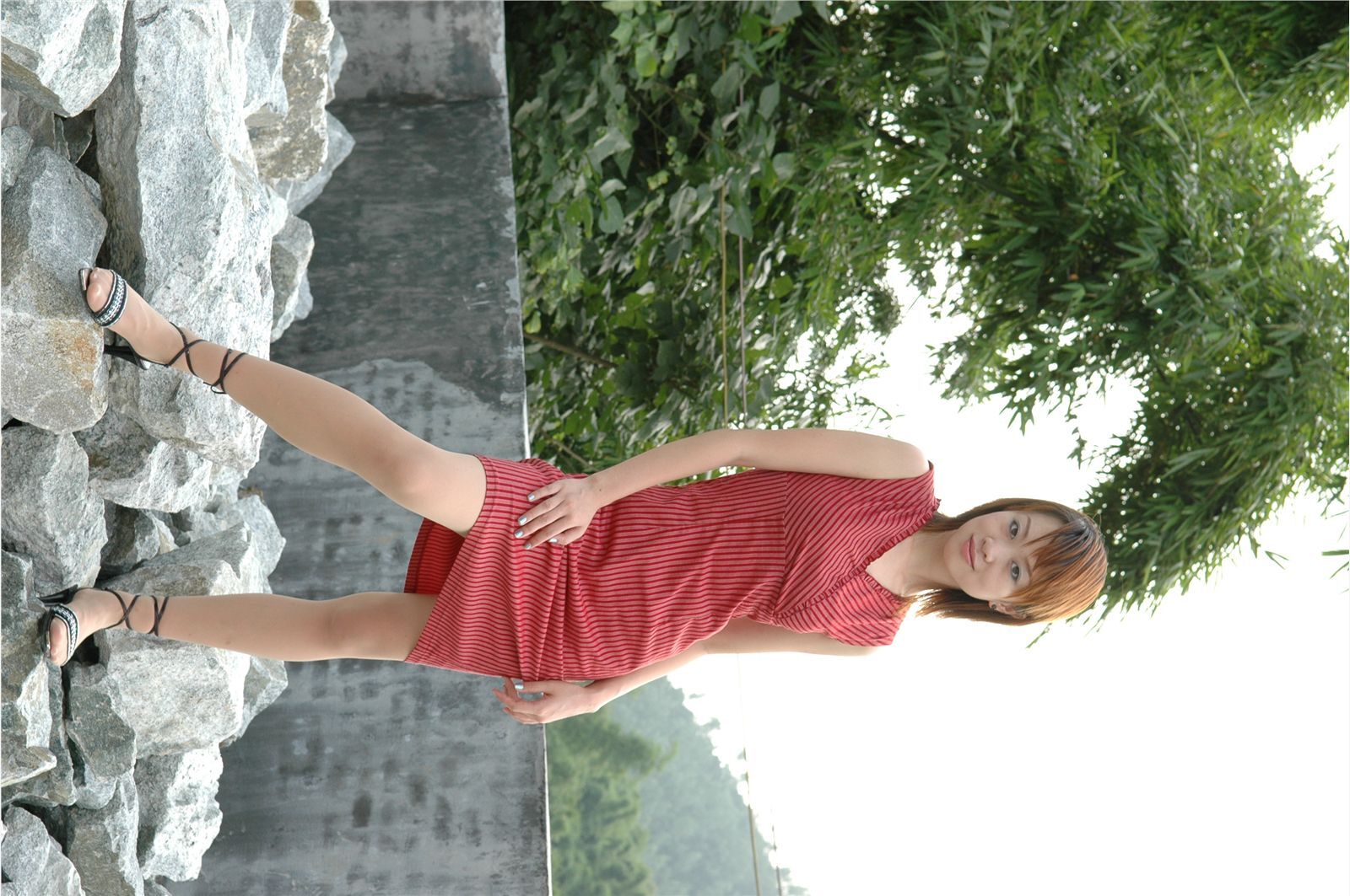 YOYO 高清美女户外秀身材