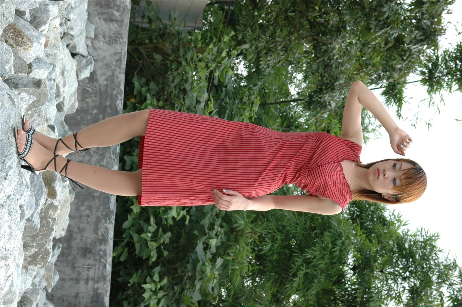 YOYO 高清美女户外秀身材