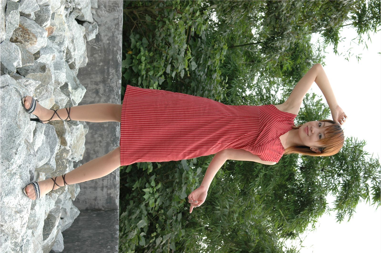 YOYO 高清美女户外秀身材