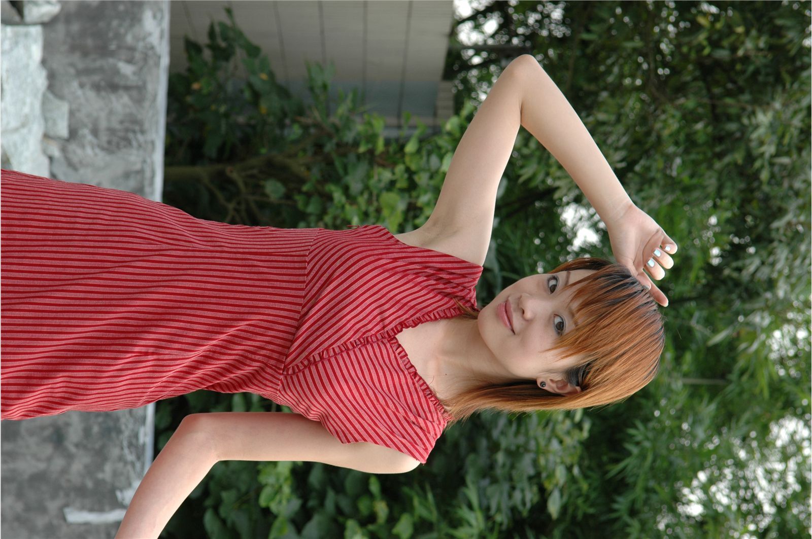 YOYO 高清美女户外秀身材