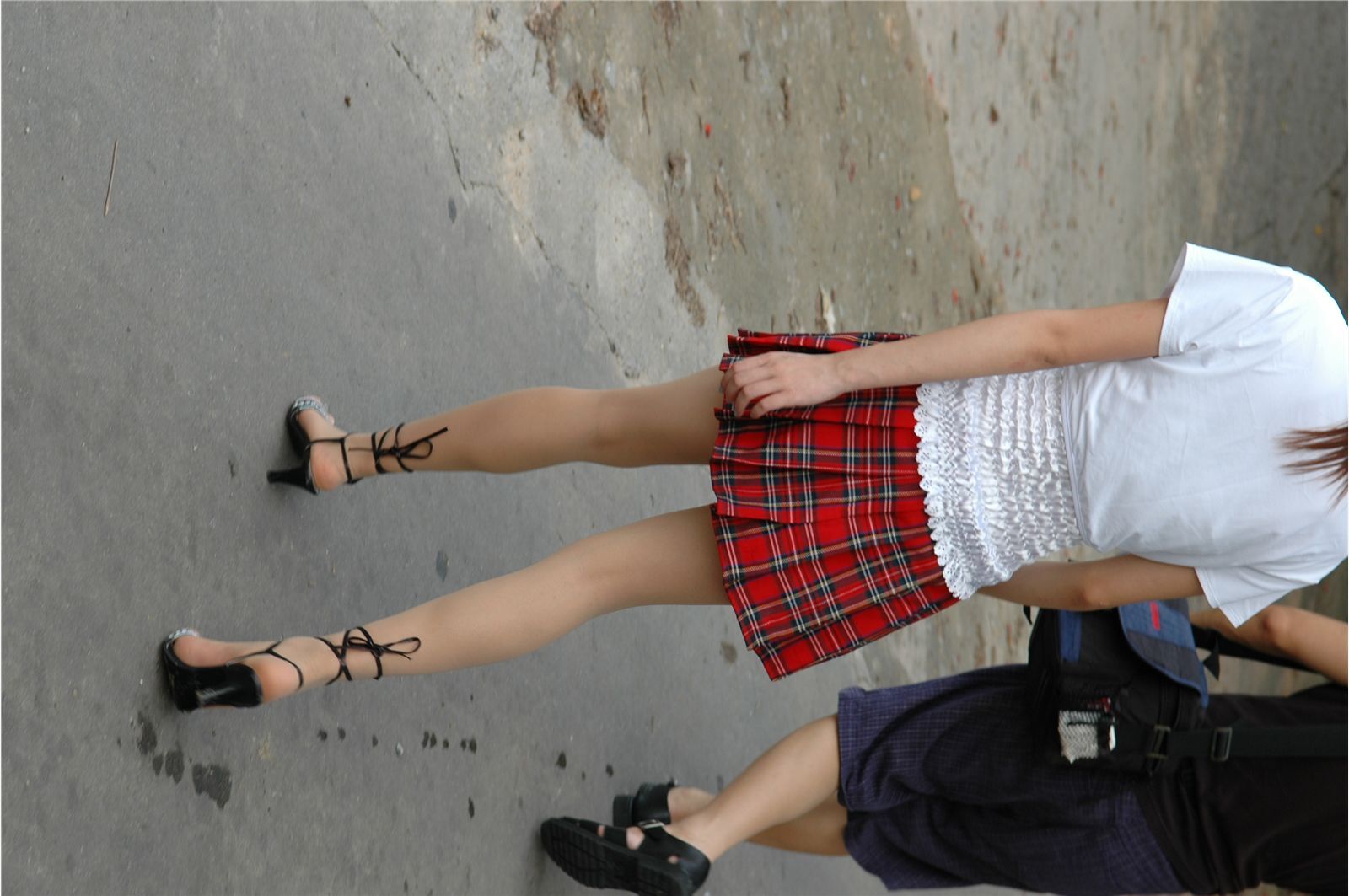 YOYO 高清美女户外秀身材