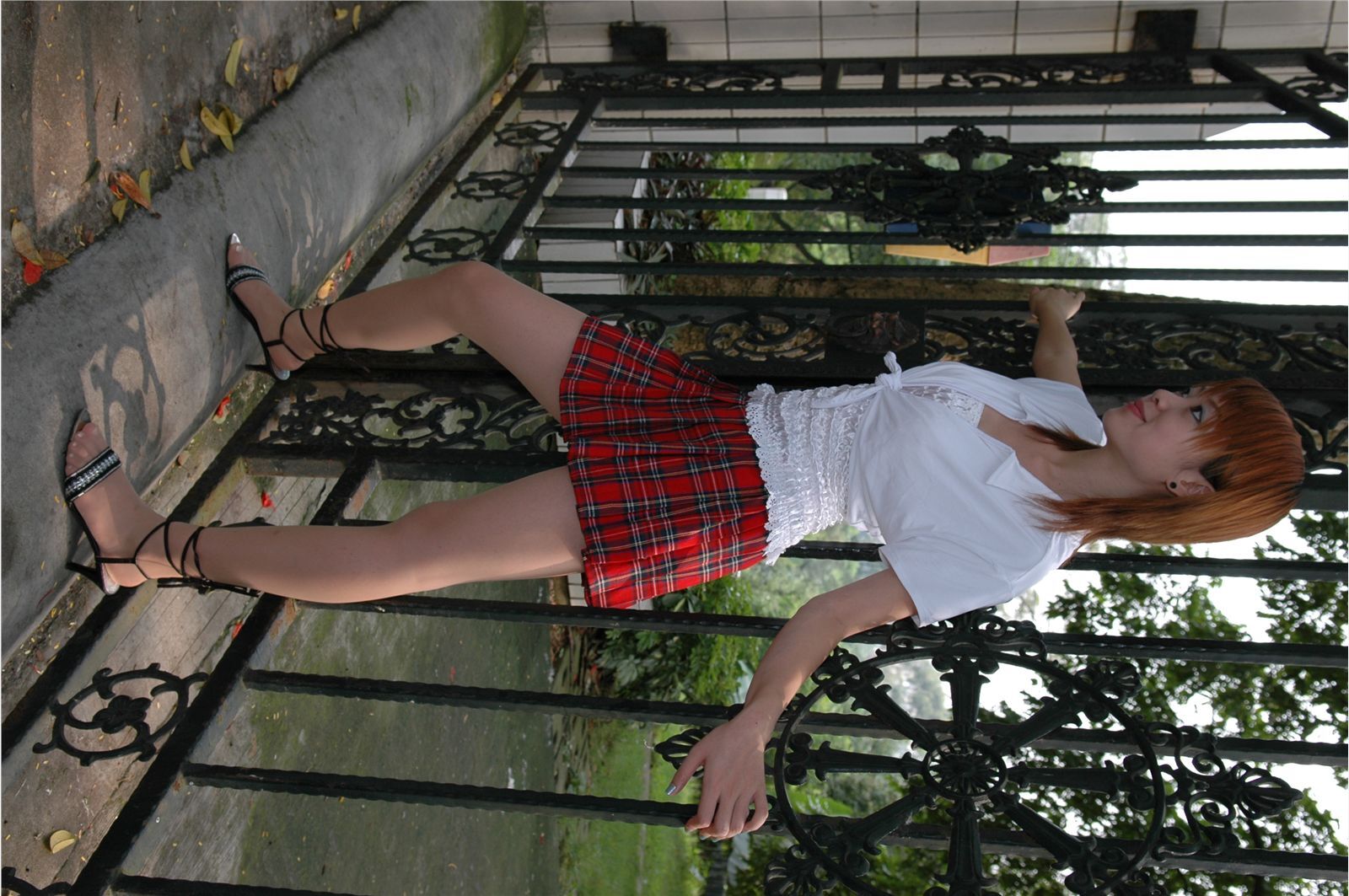 YOYO 高清美女户外秀身材