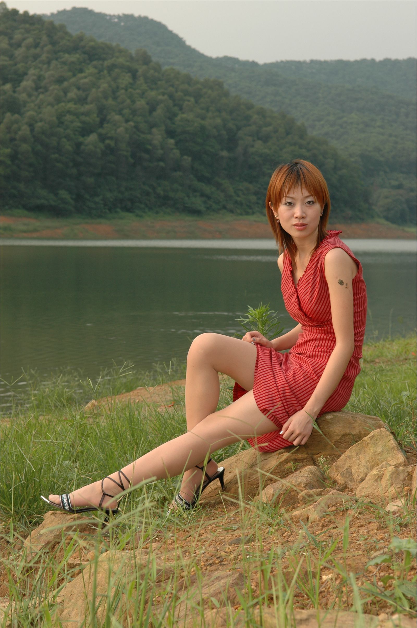 YOYO 高清美女户外秀身材