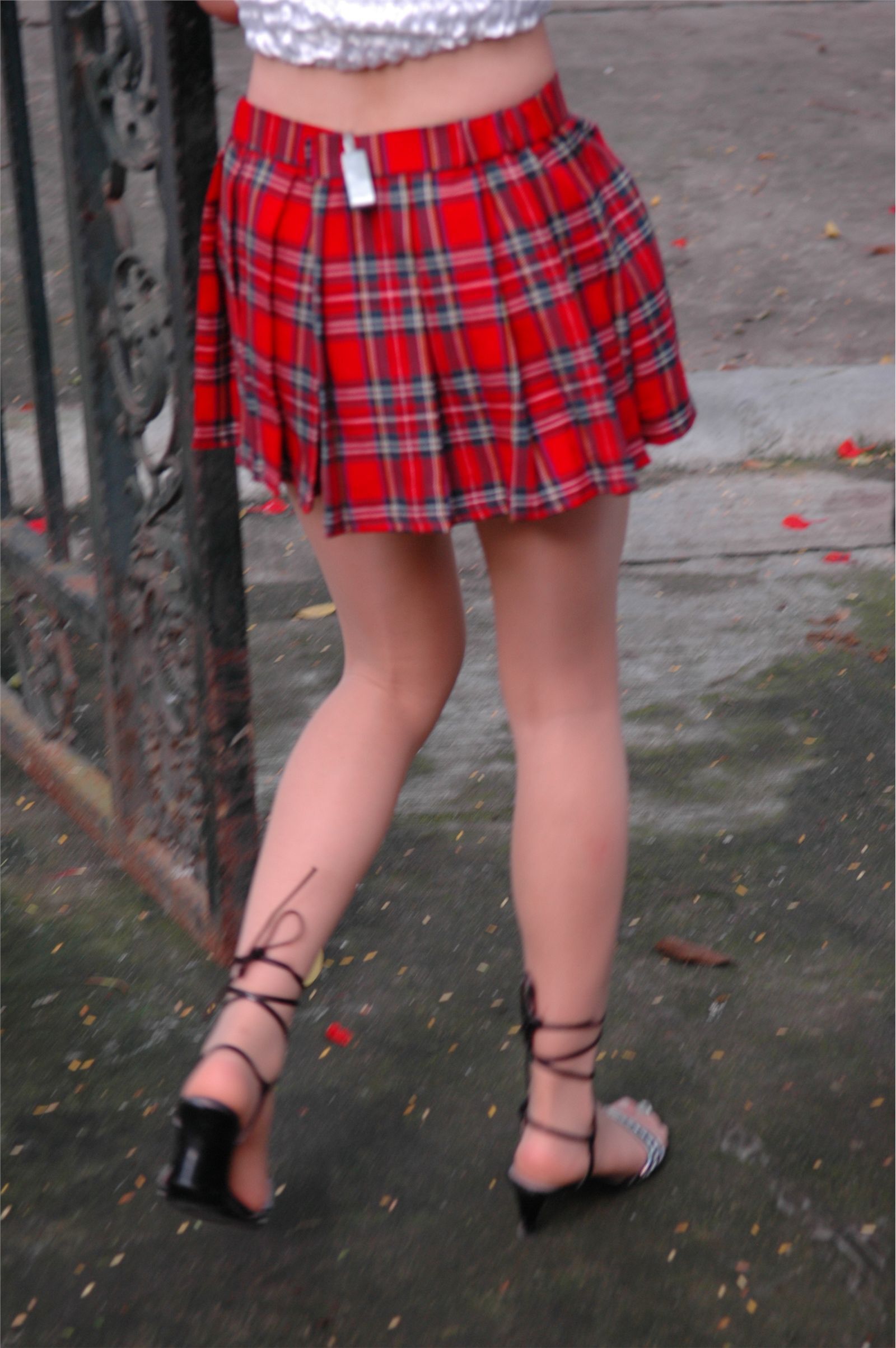 YOYO 高清美女户外秀身材