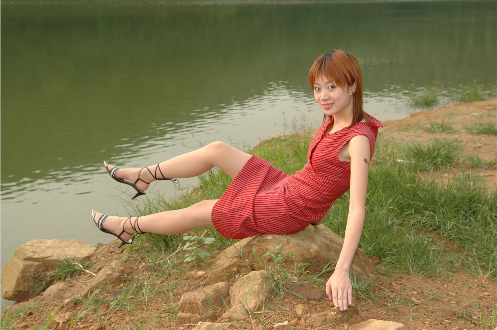 YOYO 高清美女户外秀身材