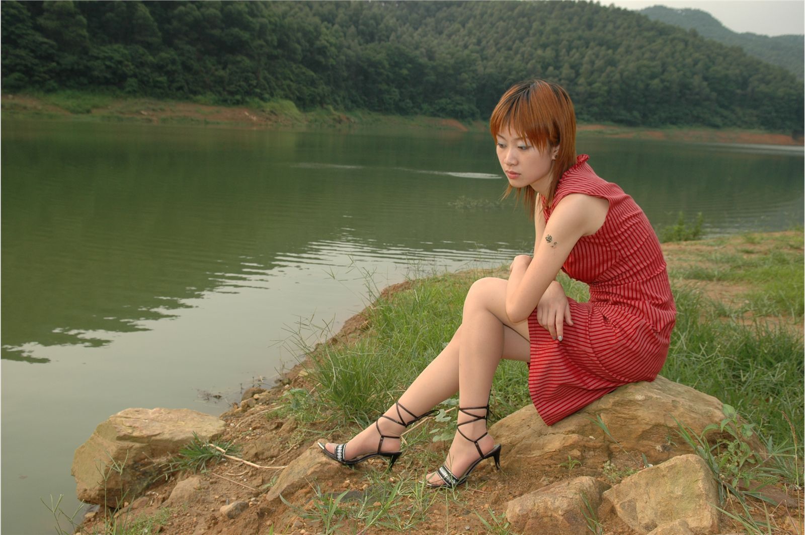 YOYO 高清美女户外秀身材