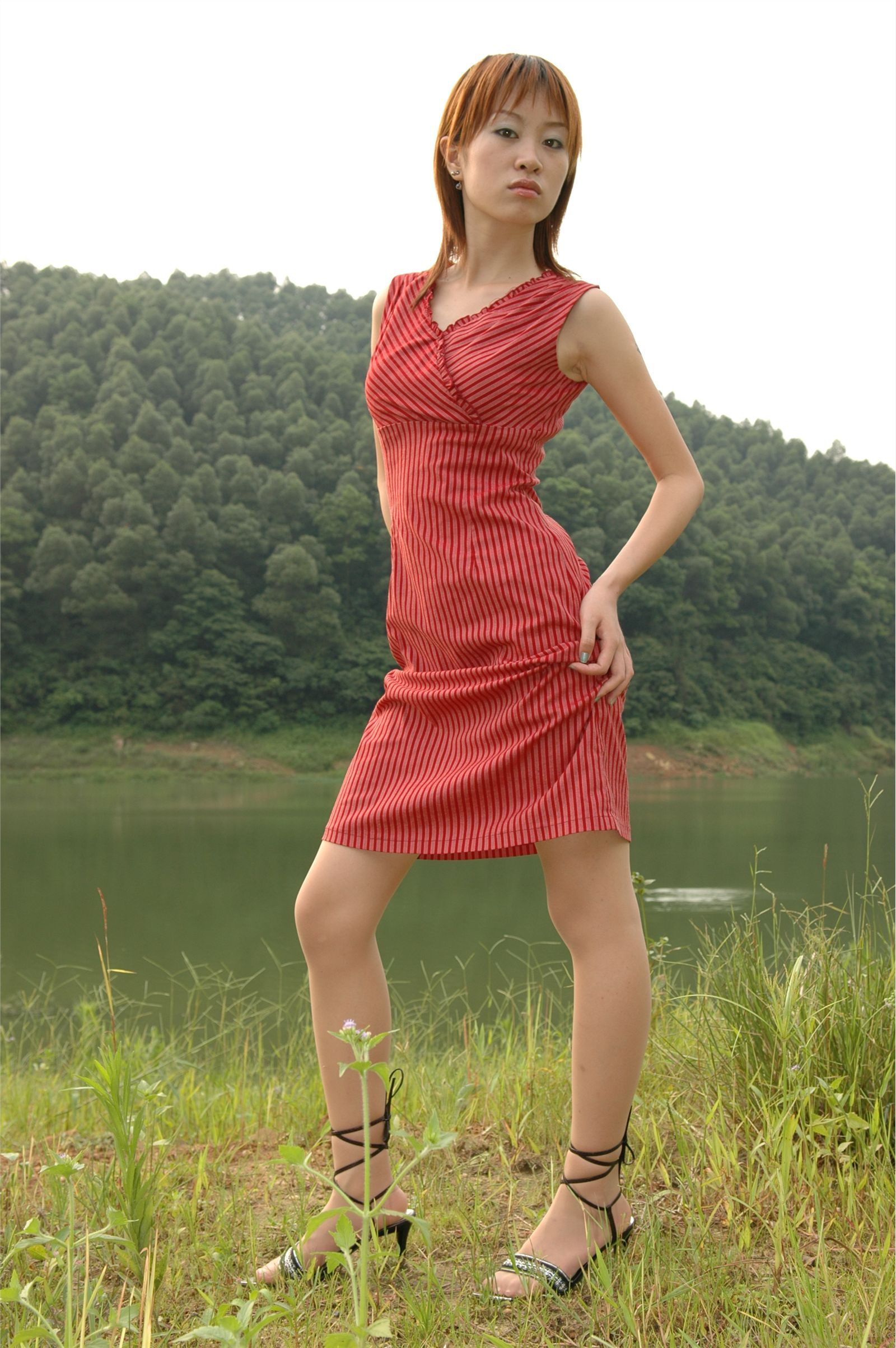 YOYO 高清美女户外秀身材