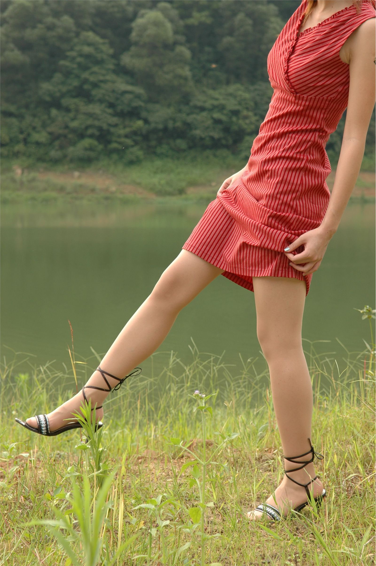 YOYO 高清美女户外秀身材