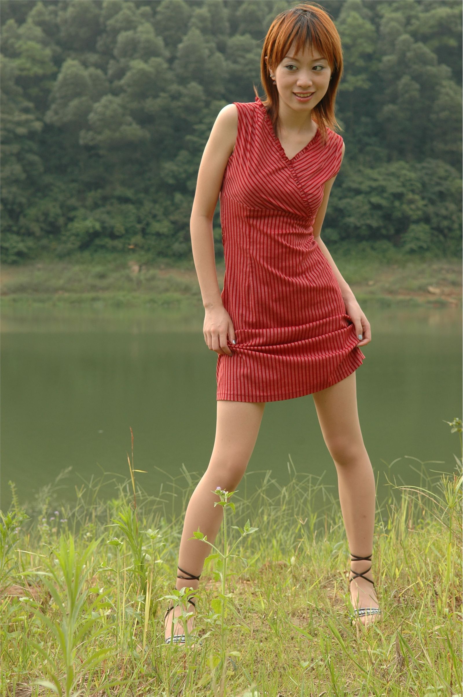 YOYO 高清美女户外秀身材