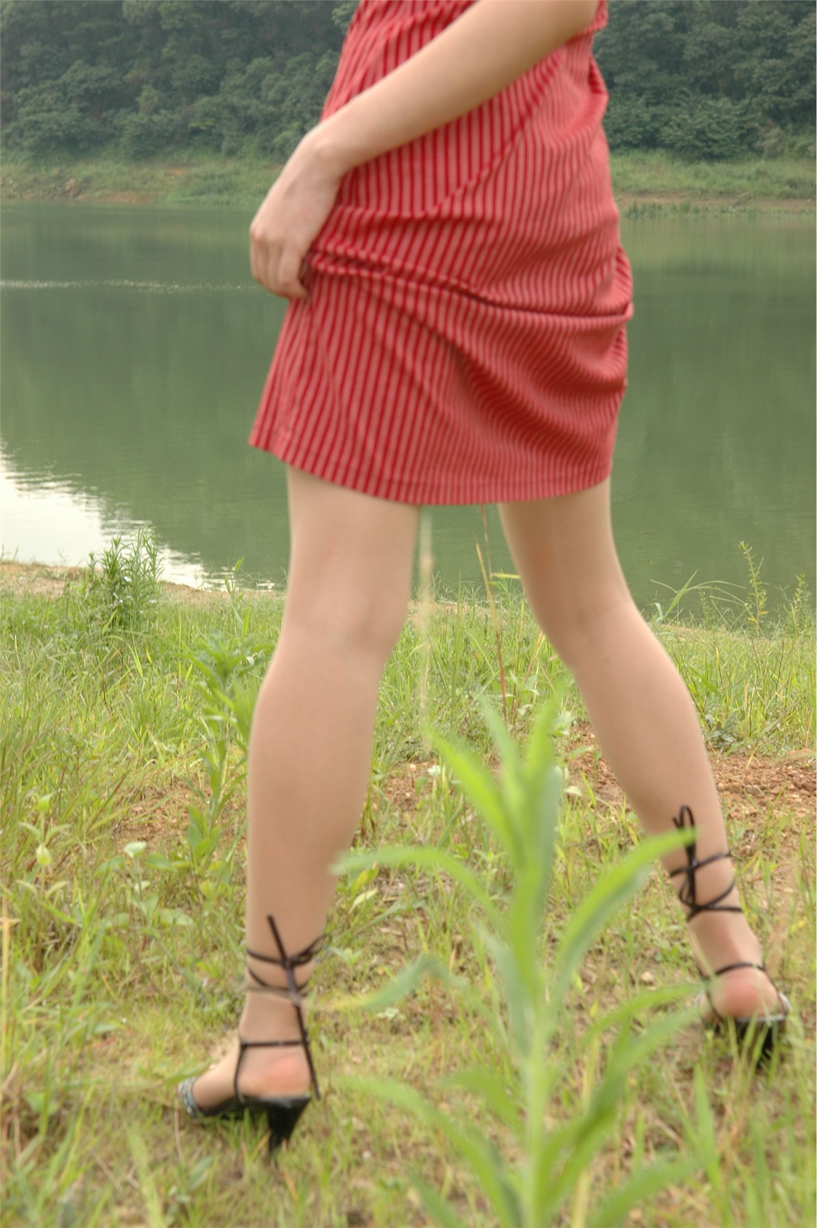 YOYO 高清美女户外秀身材