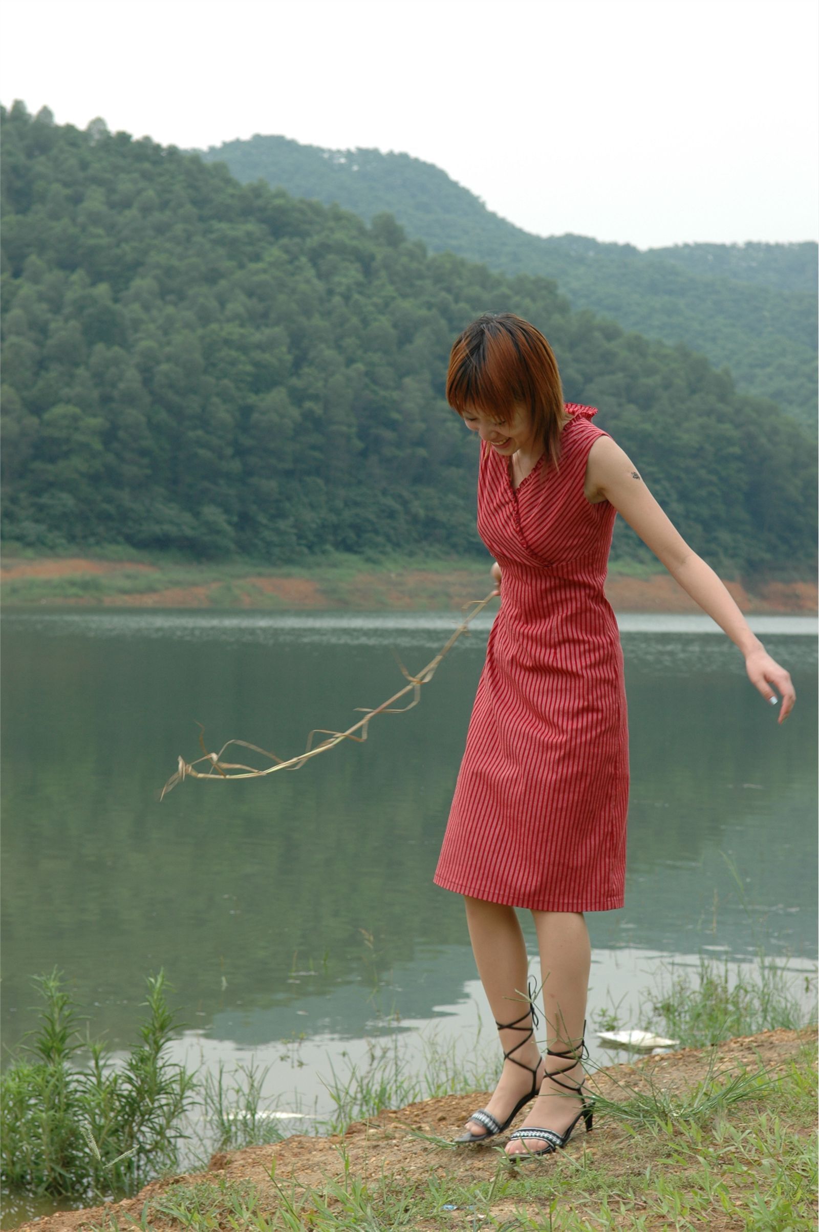 YOYO 高清美女户外秀身材