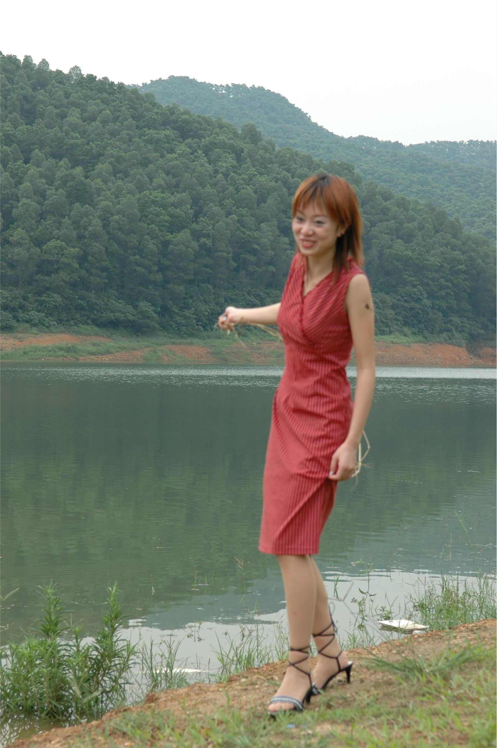 YOYO 高清美女户外秀身材