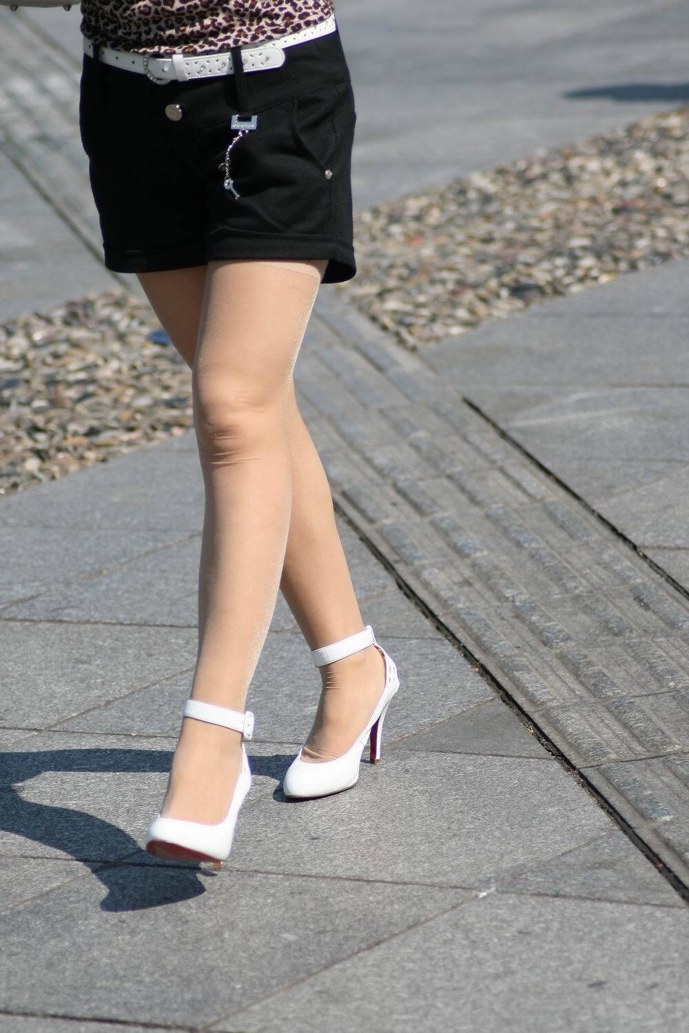 [户外街拍] 2013.08.04 短上衣豹纹背心白高肉丝