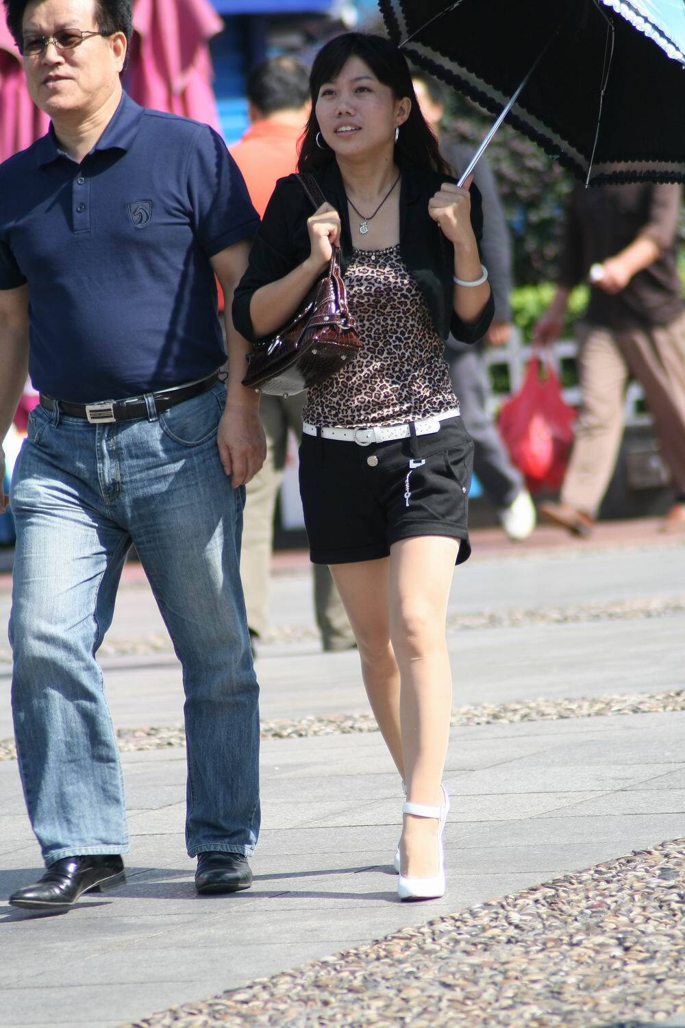 [户外街拍] 2013.08.04 短上衣豹纹背心白高肉丝