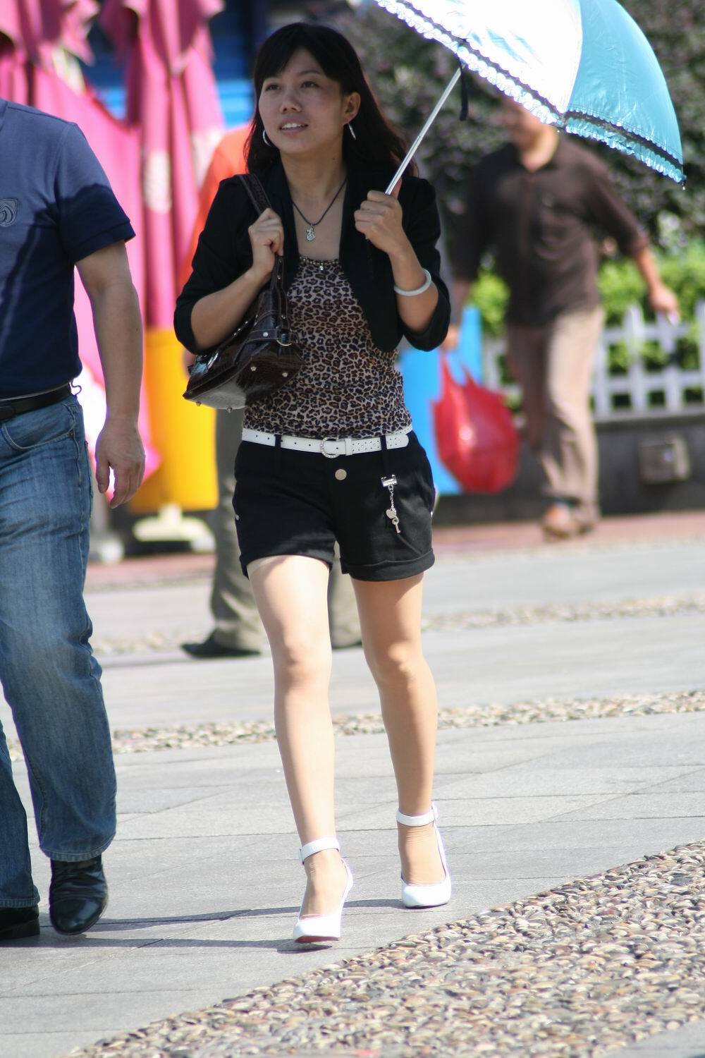 [户外街拍] 2013.08.04 短上衣豹纹背心白高肉丝