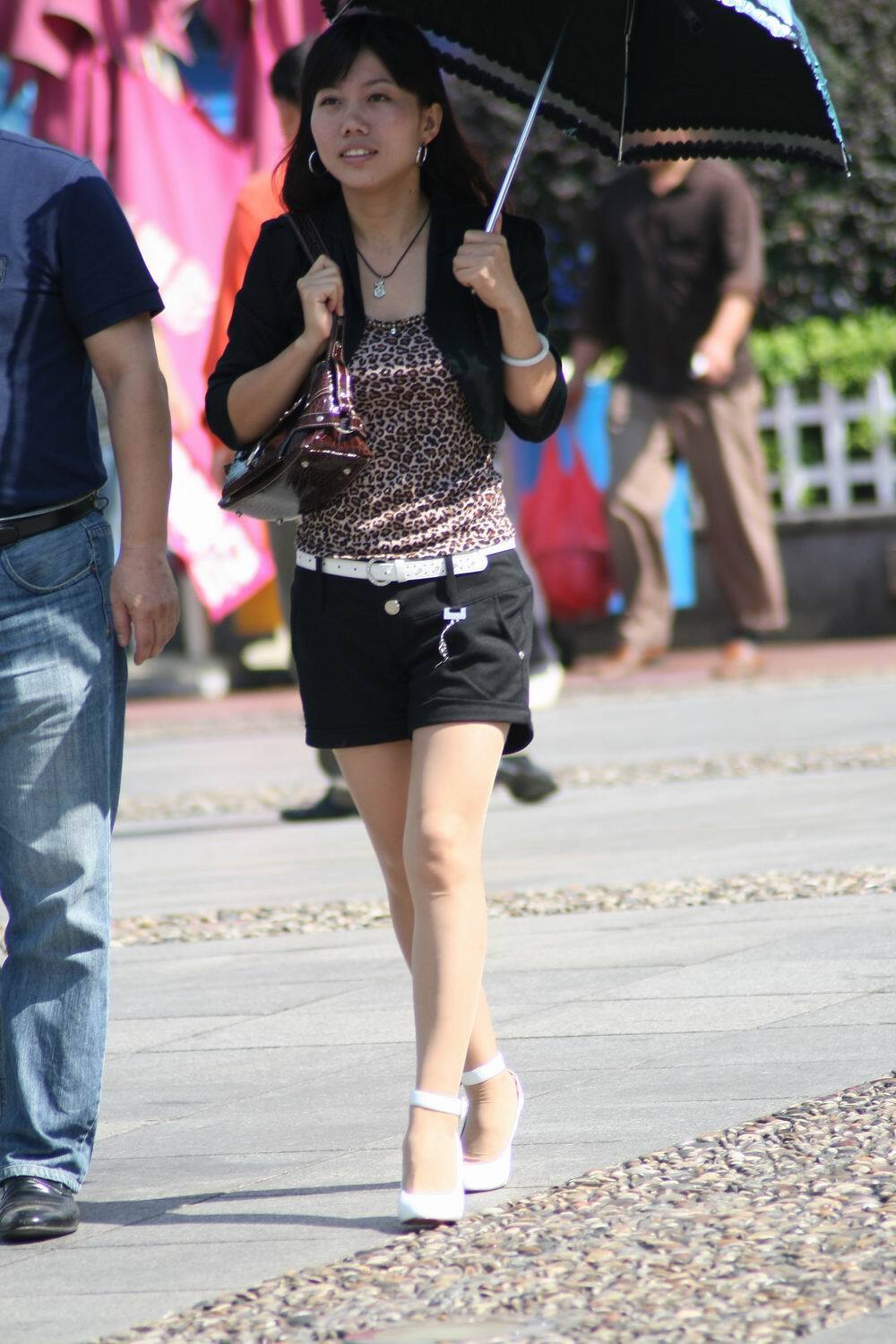[户外街拍] 2013.08.04 短上衣豹纹背心白高肉丝