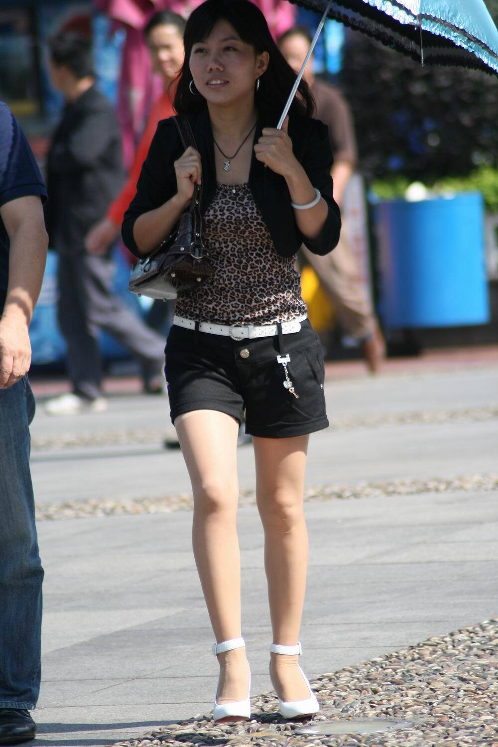 [户外街拍] 2013.08.04 短上衣豹纹背心白高肉丝