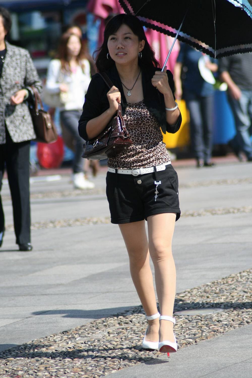 [户外街拍] 2013.08.04 短上衣豹纹背心白高肉丝