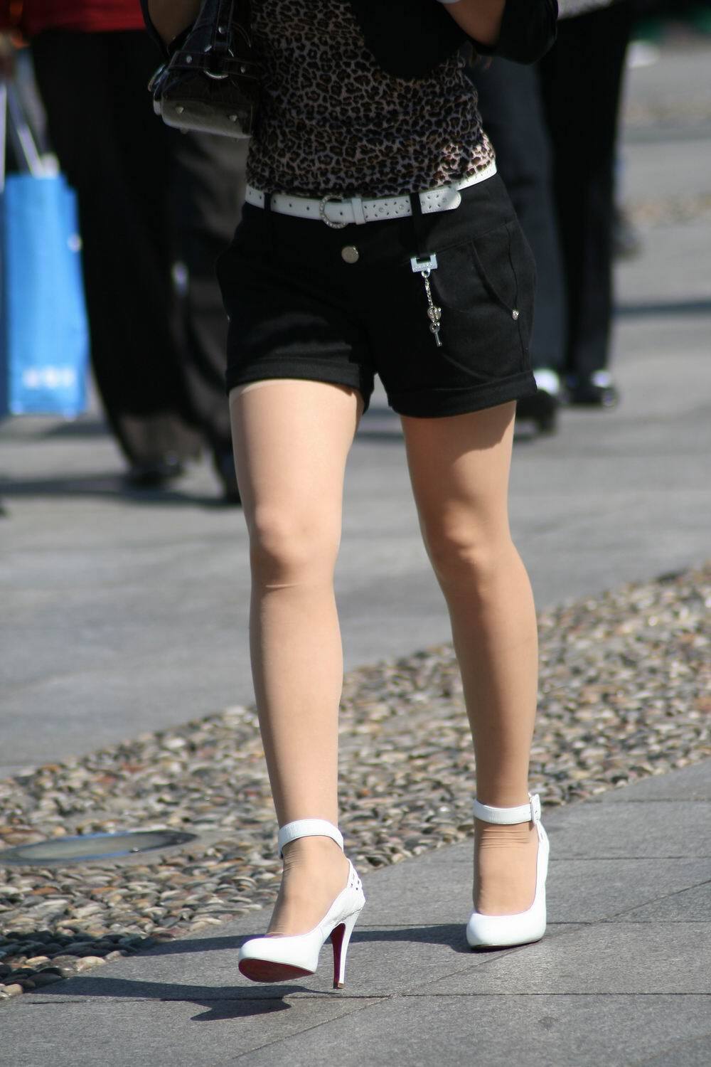 [户外街拍] 2013.08.04 短上衣豹纹背心白高肉丝