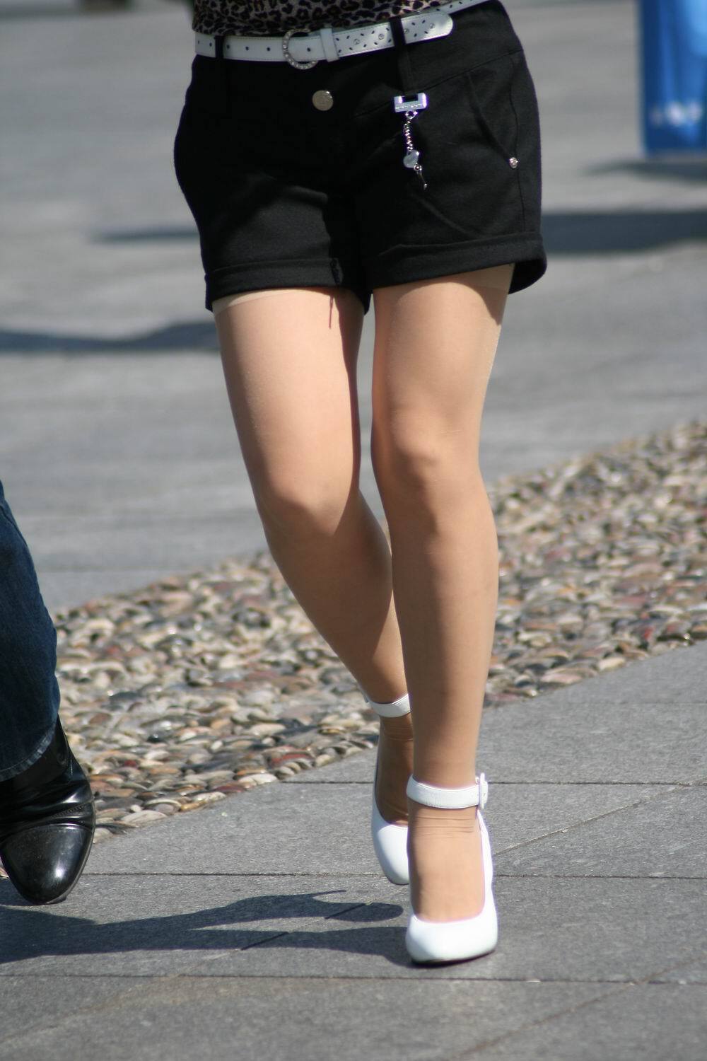 [户外街拍] 2013.08.04 短上衣豹纹背心白高肉丝