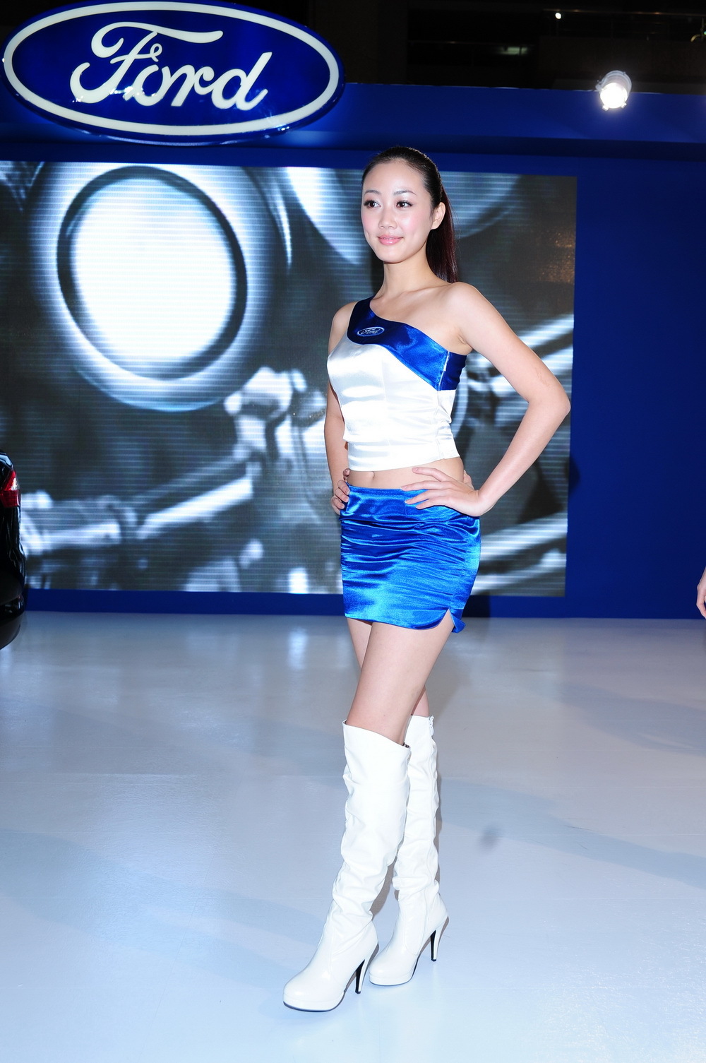 一组美艳的美女车模 名车模特套图