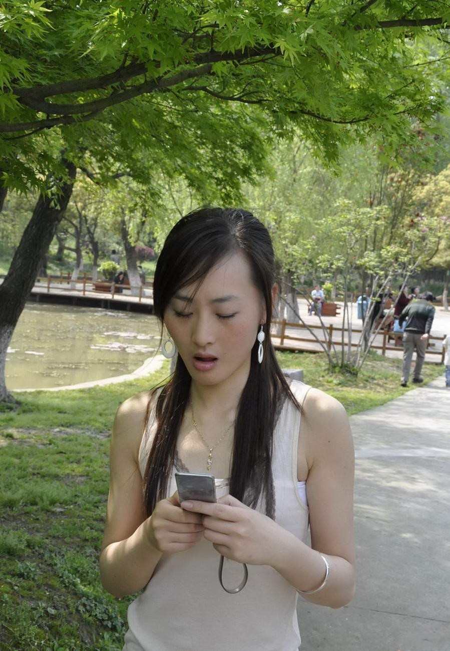 [户外街拍] 2013.08.06 公园里打电话的黑丝白高跟美女