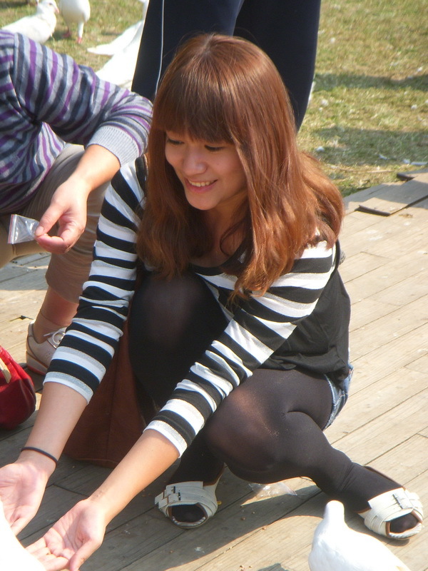 [户外街拍] 2013.08.06 公园中偶遇相当养眼的的黑丝美女