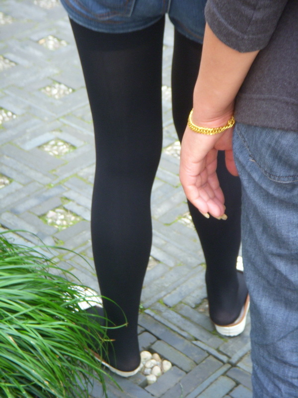 [户外街拍] 2013.08.06 公园中偶遇相当养眼的的黑丝美女