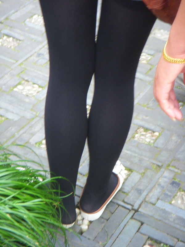 [户外街拍] 2013.08.06 公园中偶遇相当养眼的的黑丝美女