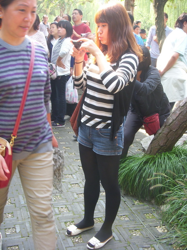 [户外街拍] 2013.08.06 公园中偶遇相当养眼的的黑丝美女