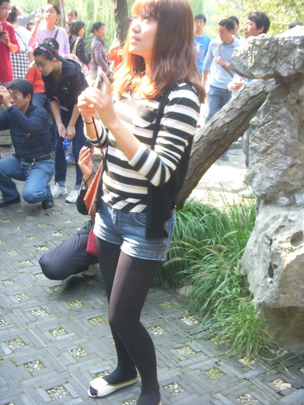 [户外街拍] 2013.08.06 公园中偶遇相当养眼的的黑丝美女