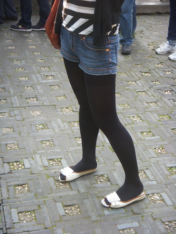 [户外街拍] 2013.08.06 公园中偶遇相当养眼的的黑丝美女