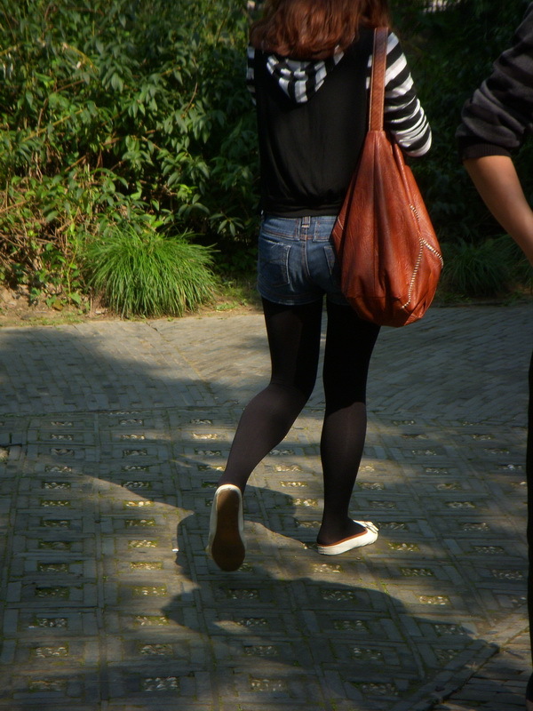 [户外街拍] 2013.08.06 公园中偶遇相当养眼的的黑丝美女