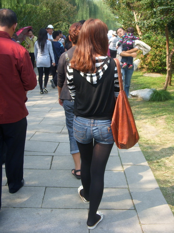 [户外街拍] 2013.08.06 公园中偶遇相当养眼的的黑丝美女
