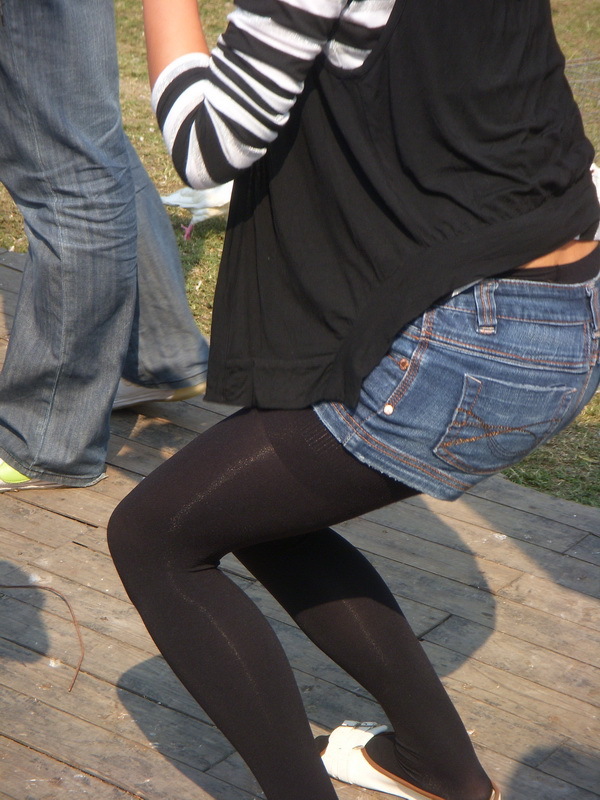 [户外街拍] 2013.08.06 公园中偶遇相当养眼的的黑丝美女