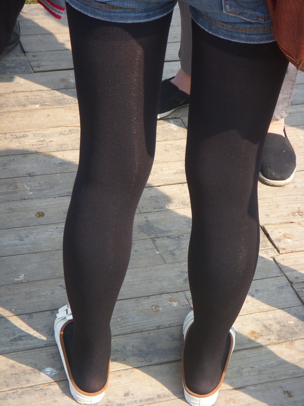 [户外街拍] 2013.08.06 公园中偶遇相当养眼的的黑丝美女