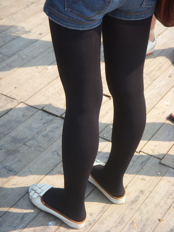 [户外街拍] 2013.08.06 公园中偶遇相当养眼的的黑丝美女