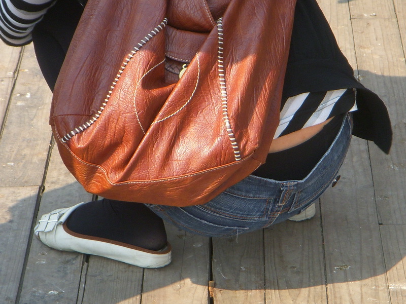 [户外街拍] 2013.08.06 公园中偶遇相当养眼的的黑丝美女