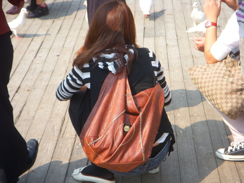 [户外街拍] 2013.08.06 公园中偶遇相当养眼的的黑丝美女