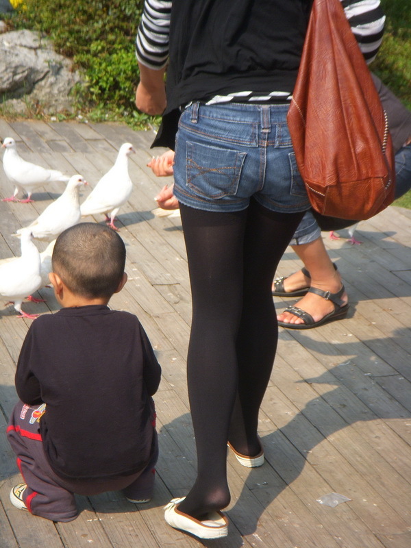 [户外街拍] 2013.08.06 公园中偶遇相当养眼的的黑丝美女