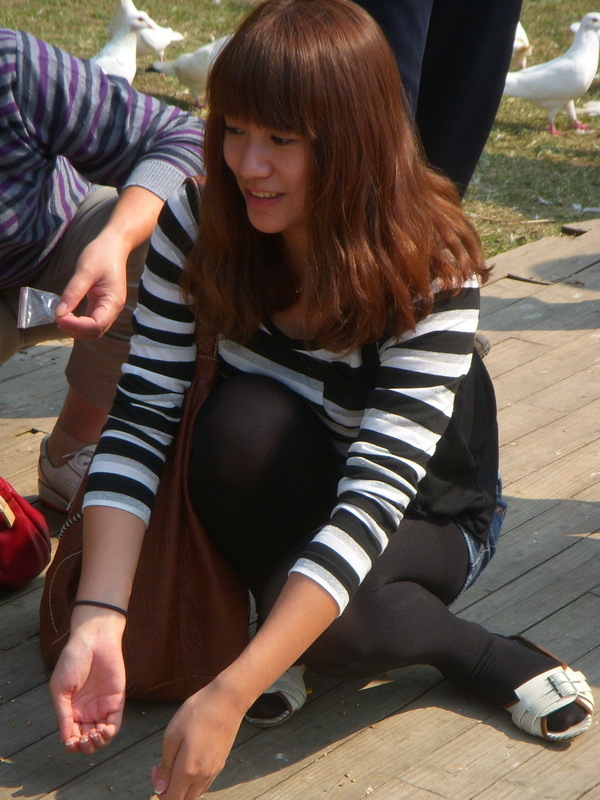 [户外街拍] 2013.08.06 公园中偶遇相当养眼的的黑丝美女