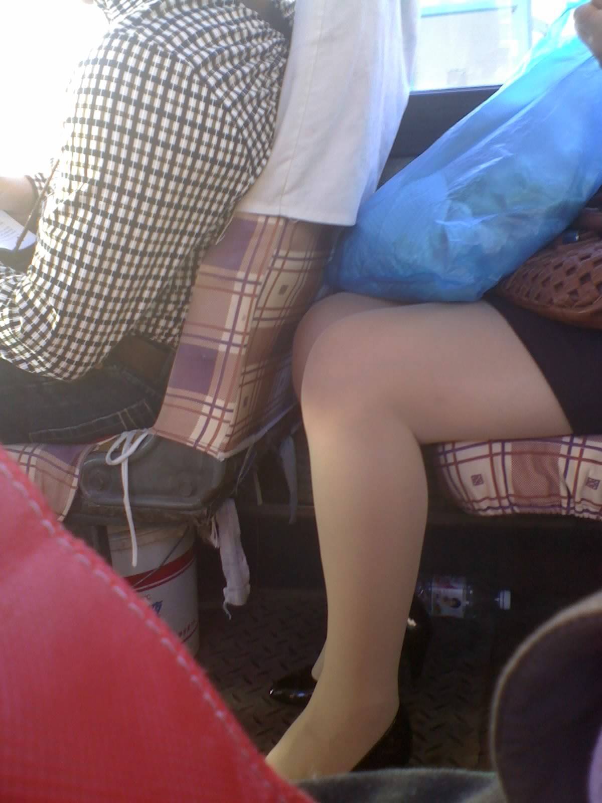 [户外街拍] 2013.08.05 公交车上偷拍丝袜美腿黑高跟