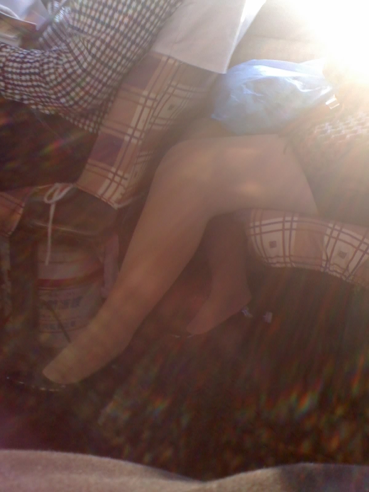 [户外街拍] 2013.08.05 公交车上偷拍丝袜美腿黑高跟