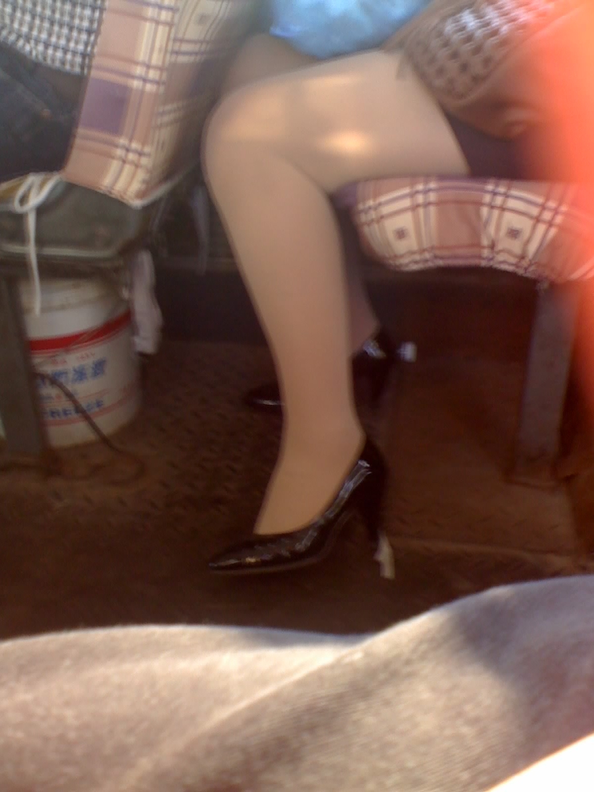 [户外街拍] 2013.08.05 公交车上偷拍丝袜美腿黑高跟