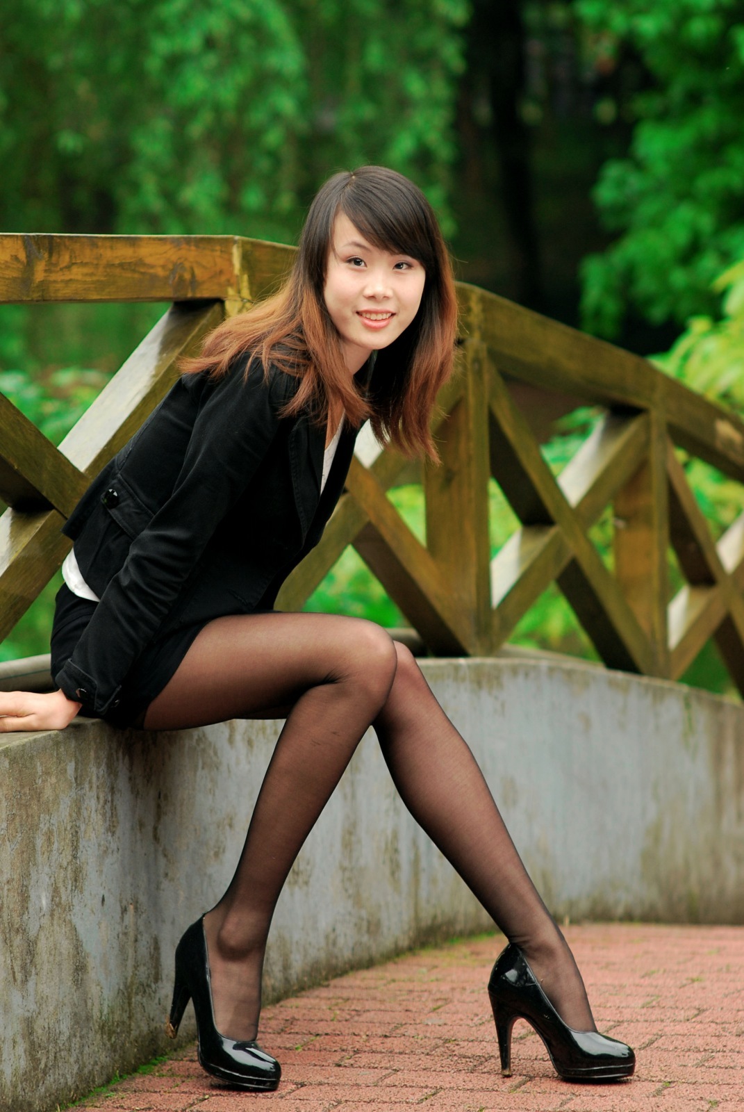 [户外街拍] 2013.07.31 超长美腿妹妹黑丝诱人