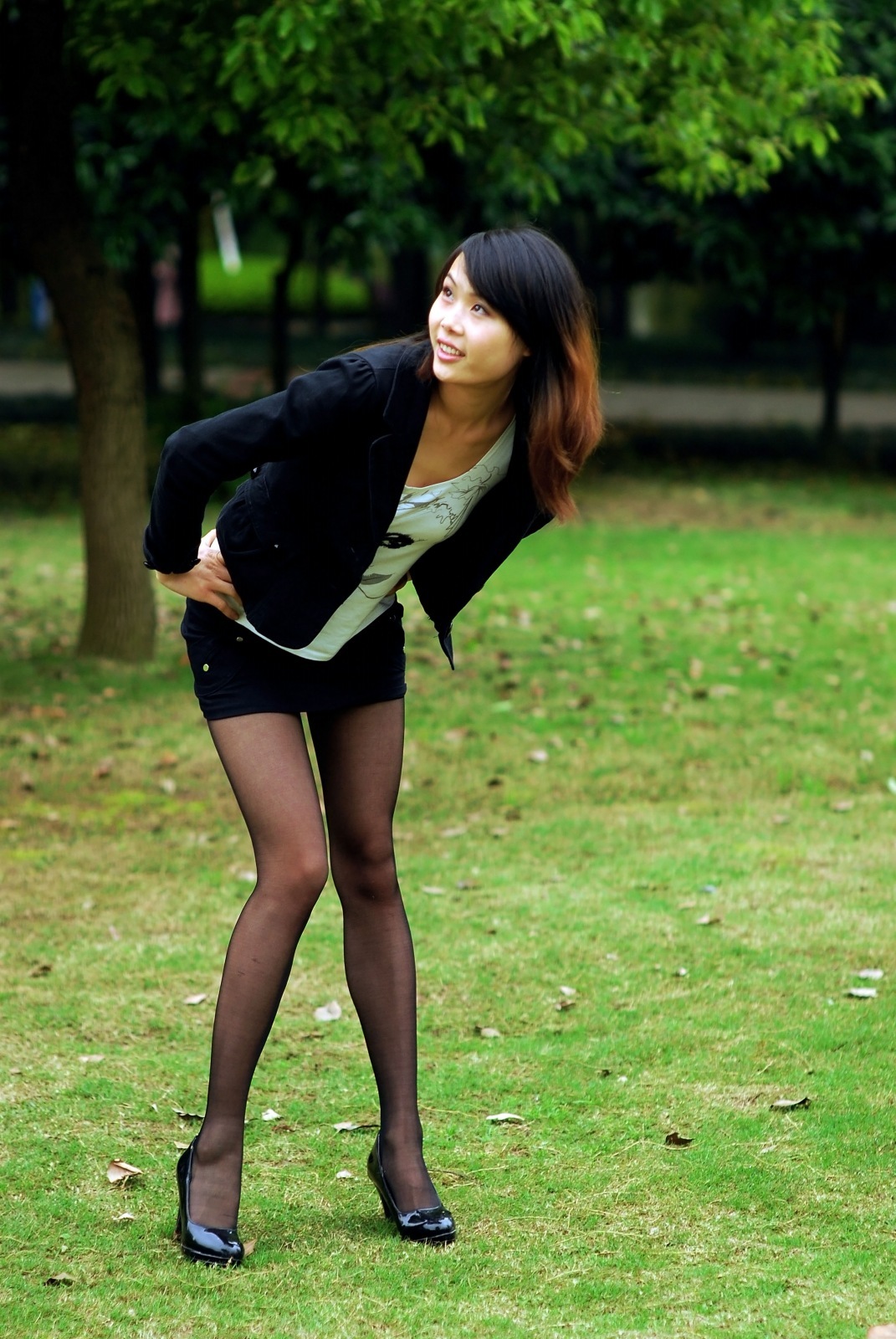 [户外街拍] 2013.07.31 超长美腿妹妹黑丝诱人