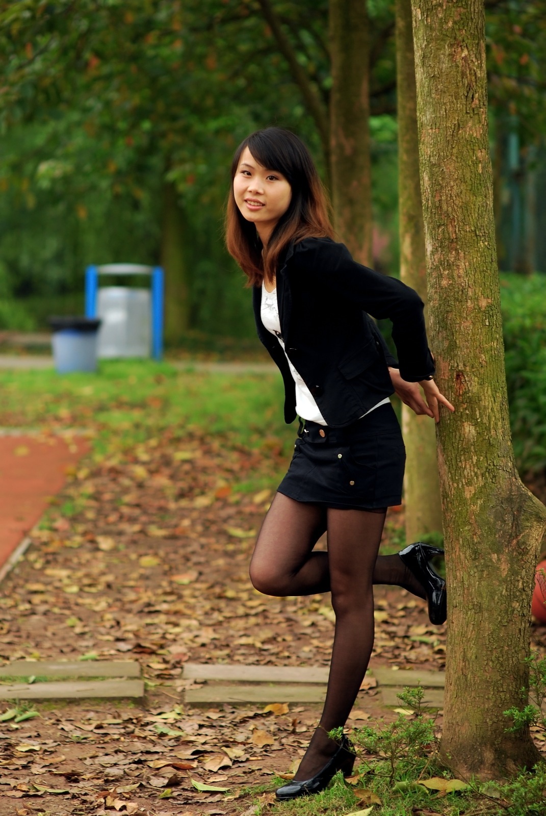 [户外街拍] 2013.07.31 超长美腿妹妹黑丝诱人