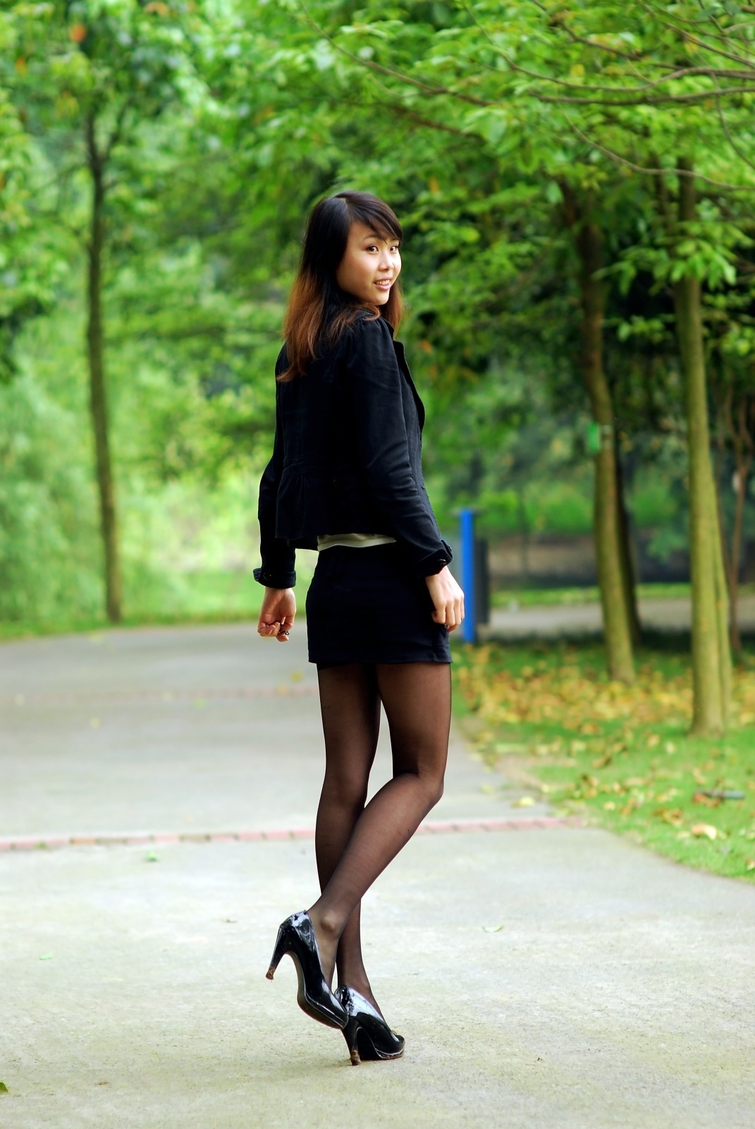 [户外街拍] 2013.07.31 超长美腿妹妹黑丝诱人