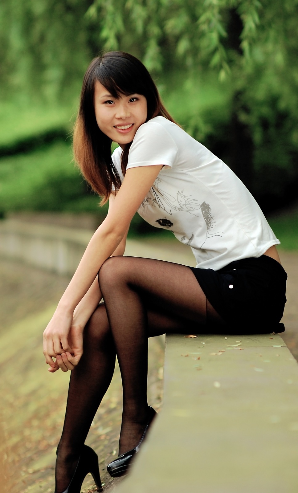 [户外街拍] 2013.07.31 超长美腿妹妹黑丝诱人